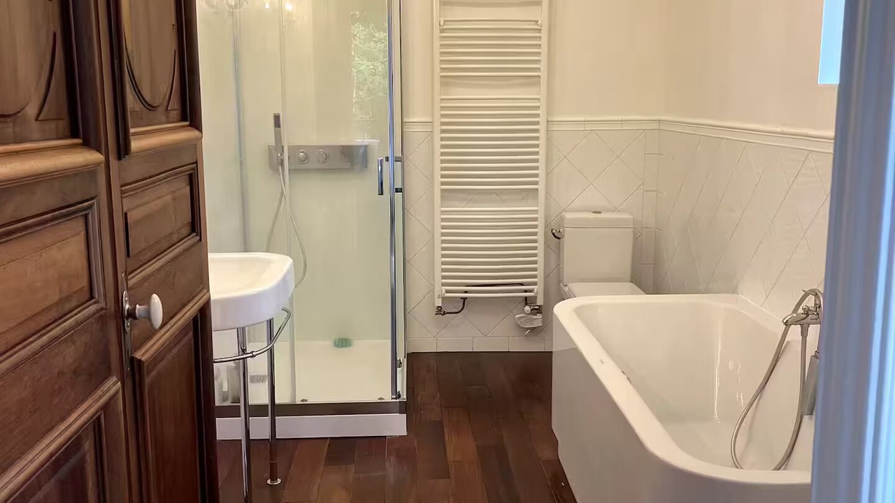 Photo of Bathroom in Port-Sainte-Foy-et-Ponchapt