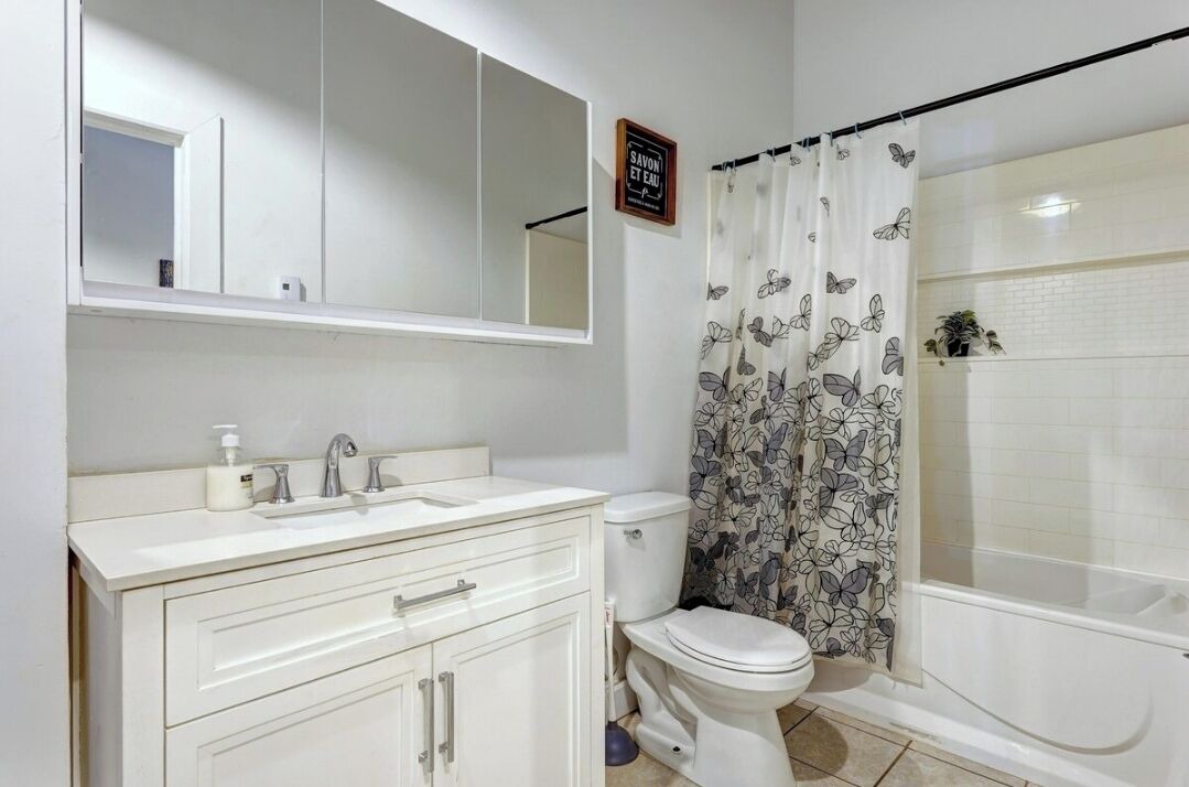Photo of Bathroom in La Petite-Patrie