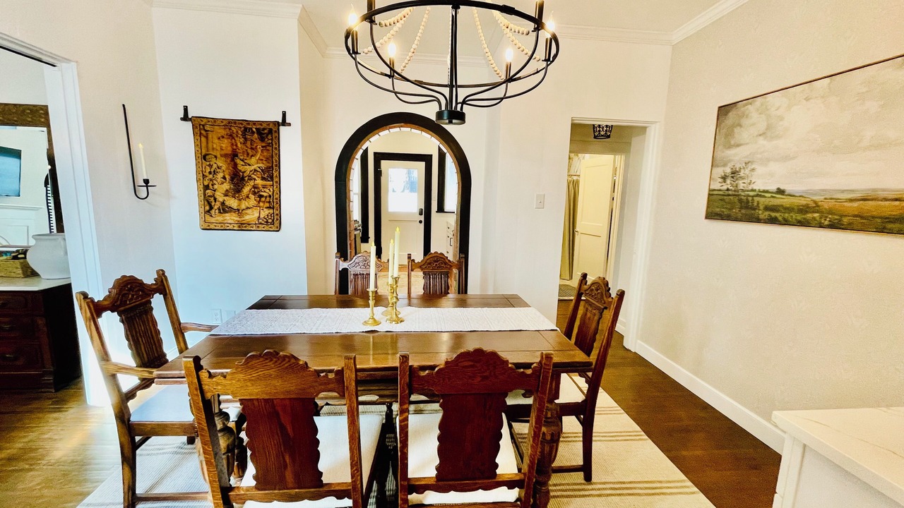 Photo of Livingroom in Sayles Blvd. Area