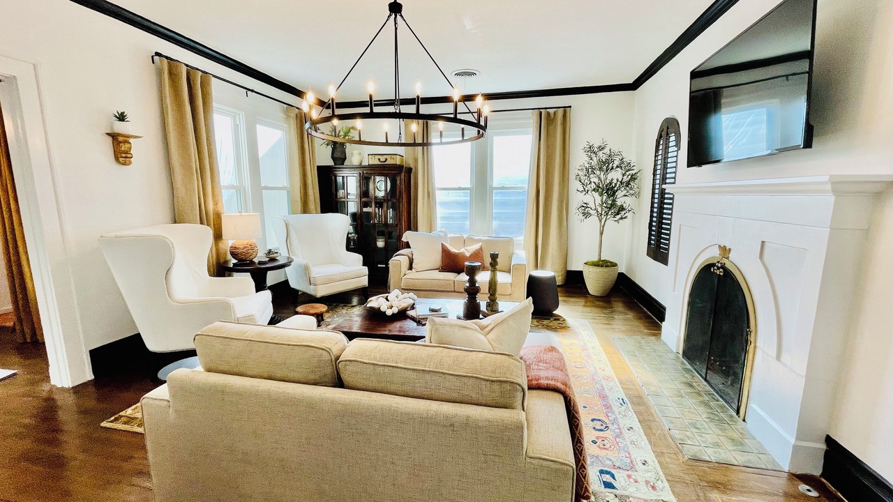 Photo of Livingroom in Sayles Blvd. Area