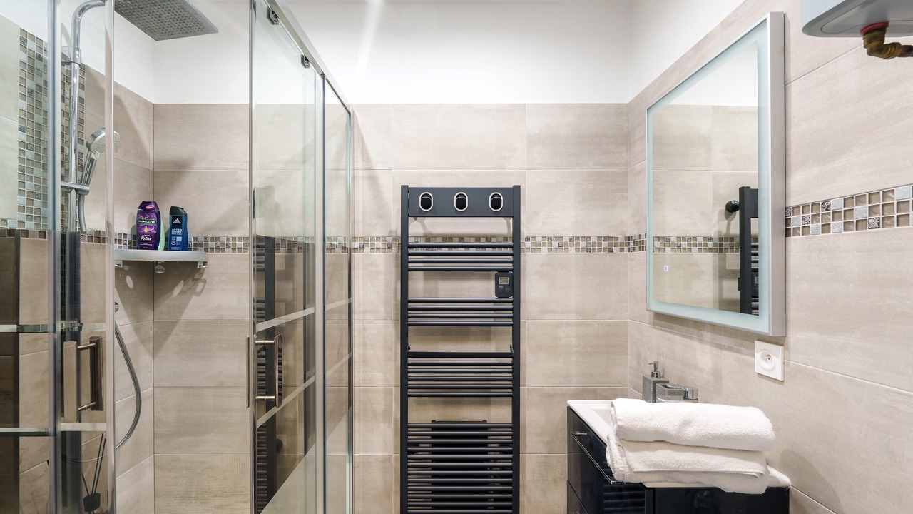 Photo of Bathroom in Poincare - Foch - Anatole France - Croix de Bourgogne