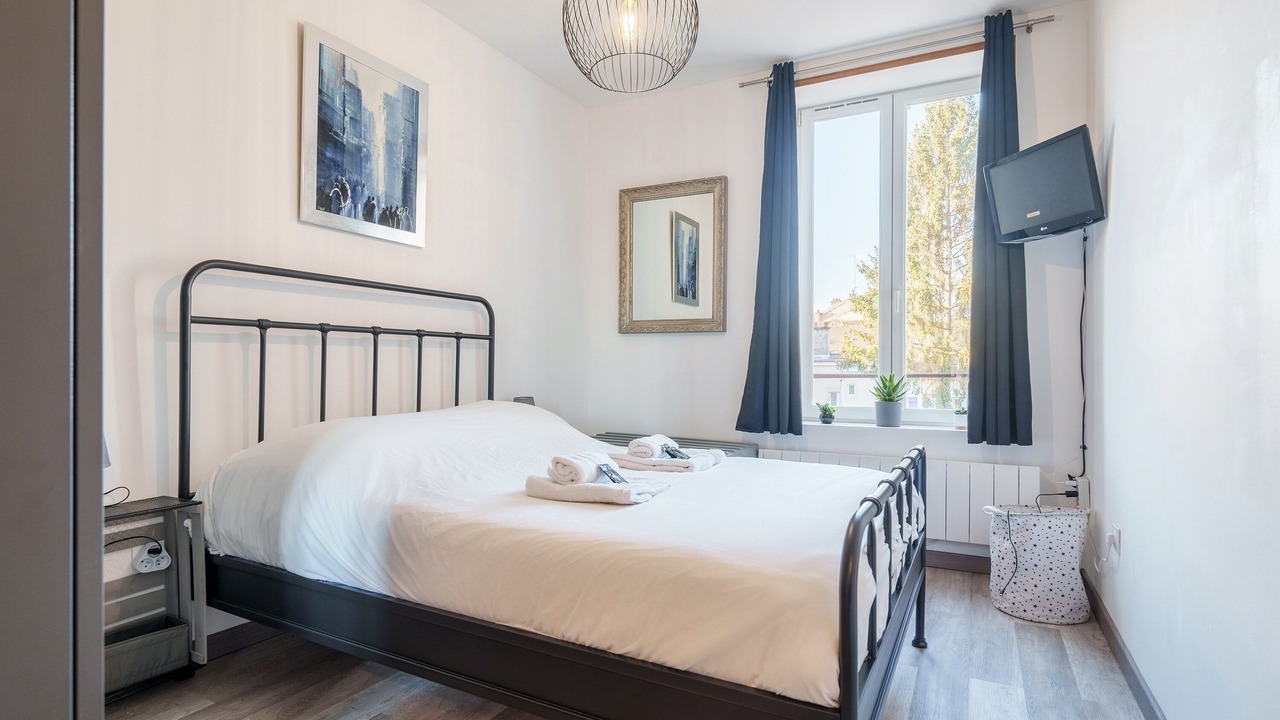 Photo of Bedroom in Poincare - Foch - Anatole France - Croix de Bourgogne