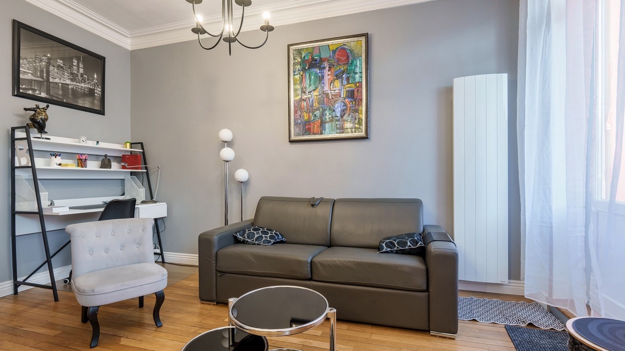 Photo of Livingroom in Poincare - Foch - Anatole France - Croix de Bourgogne