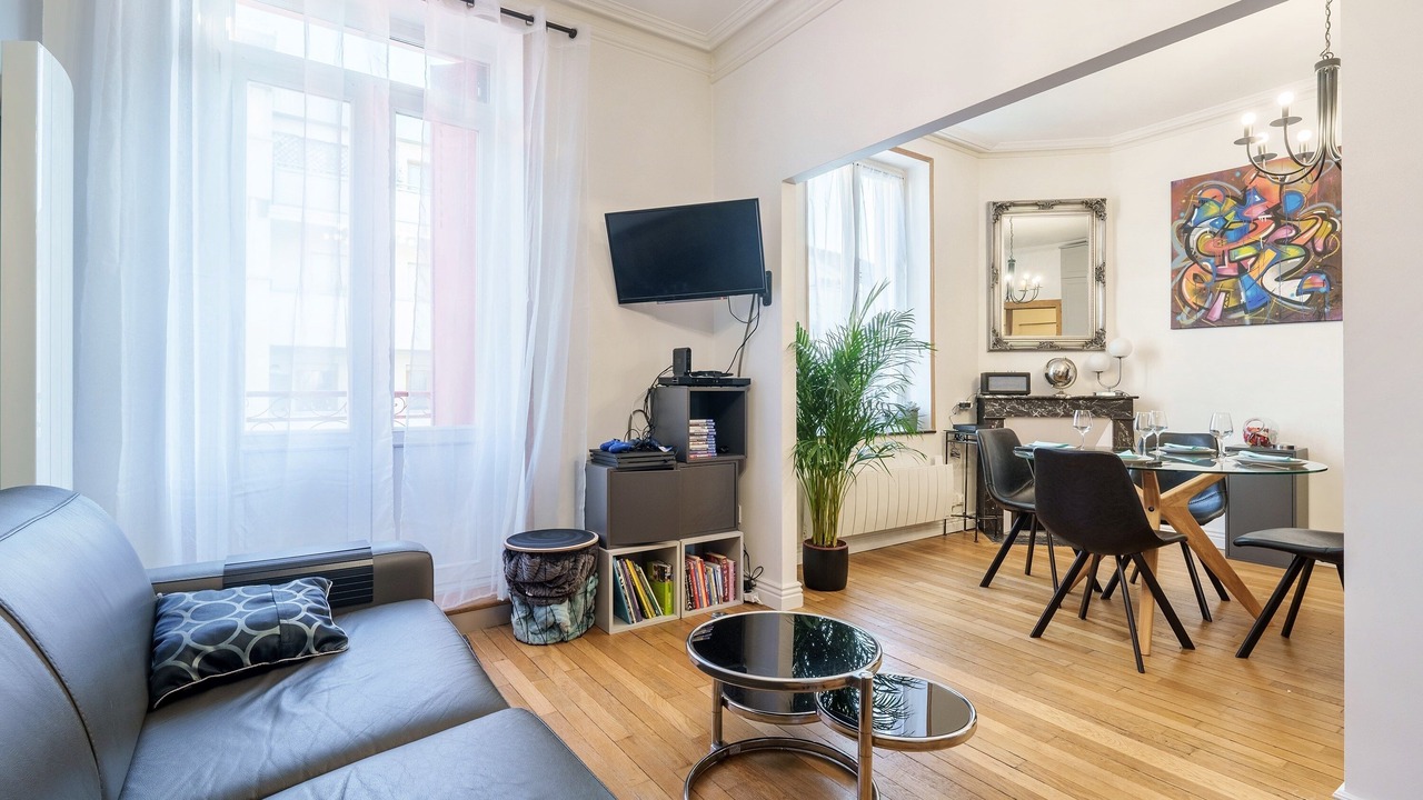 Photo of Livingroom in Poincare - Foch - Anatole France - Croix de Bourgogne