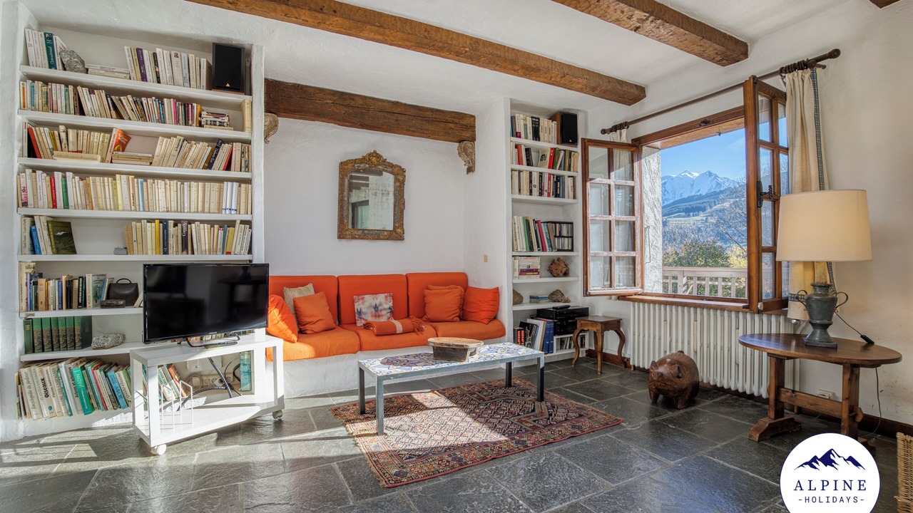 Photo of Livingroom in Demi-Quartier