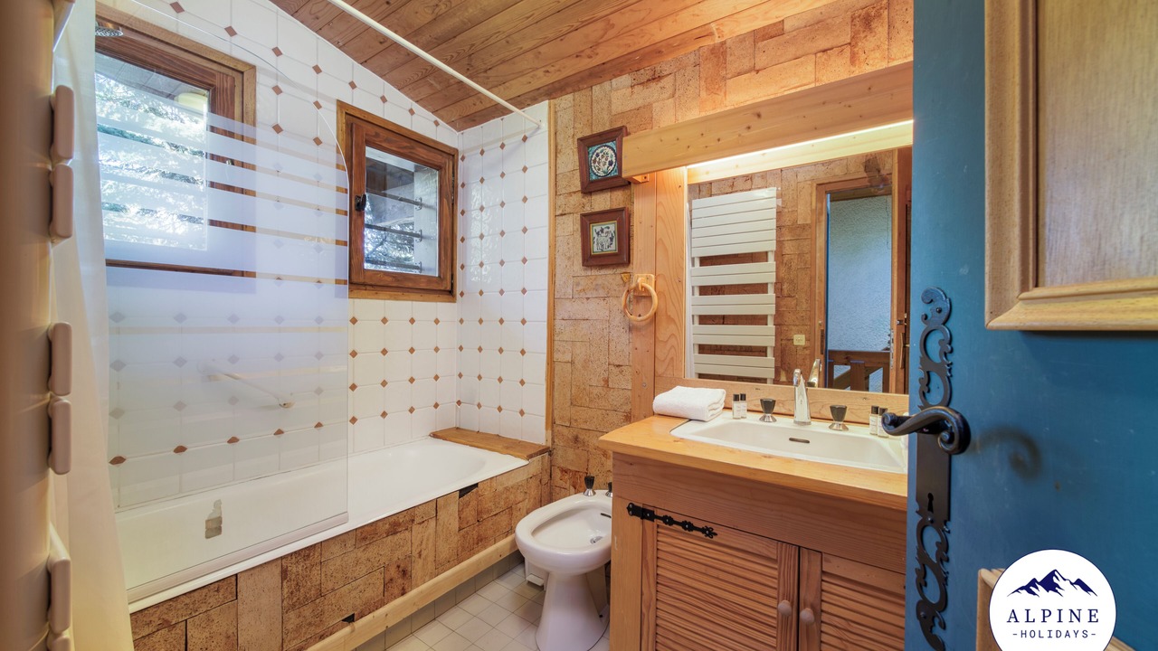 Photo of Bathroom in Demi-Quartier