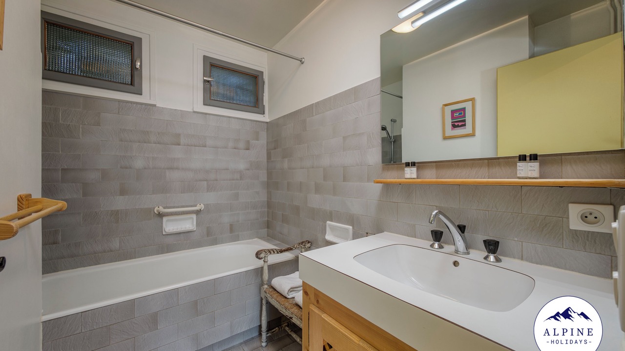 Photo of Bathroom in Demi-Quartier