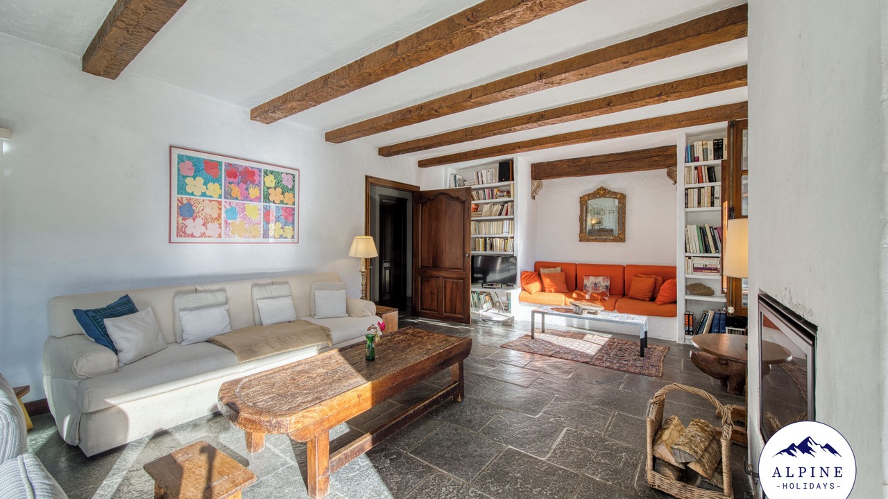 Photo of Livingroom in Demi-Quartier