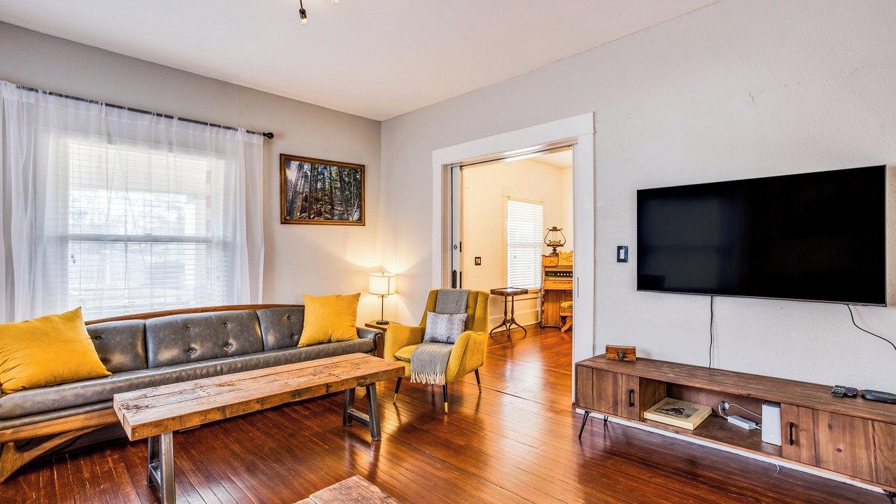 Photo of Livingroom in College Hill