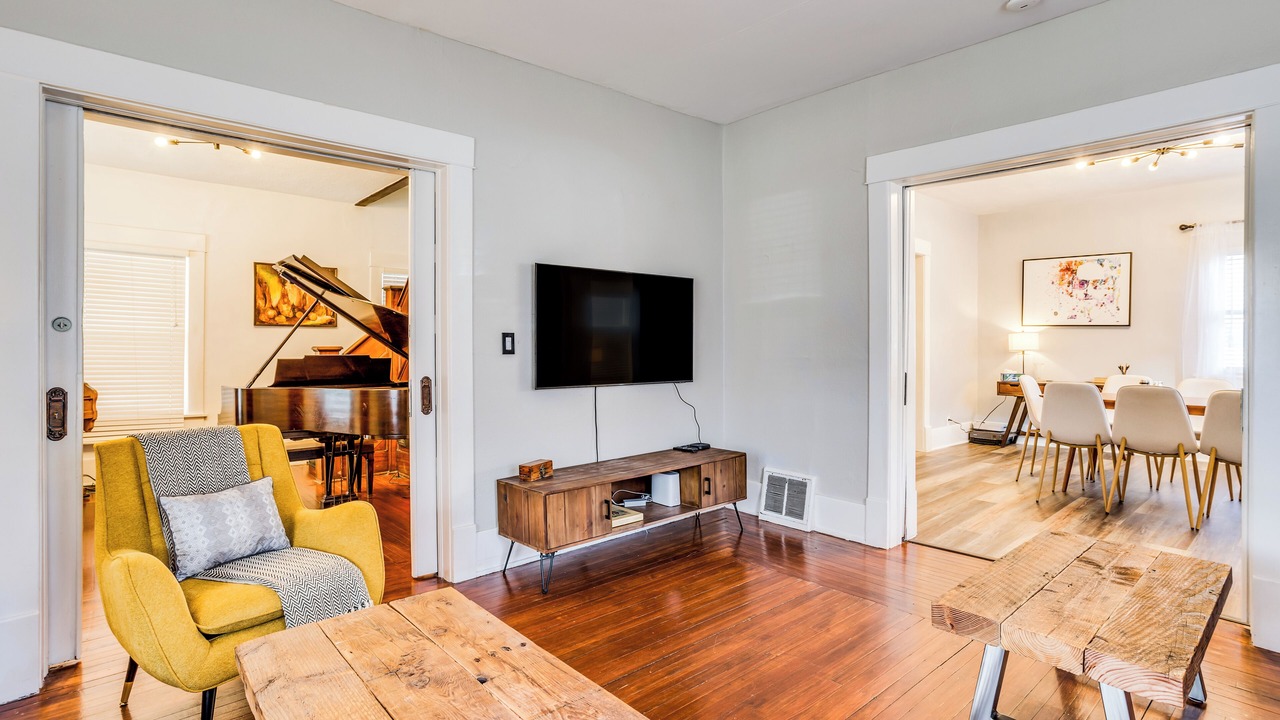 Photo of Livingroom in College Hill