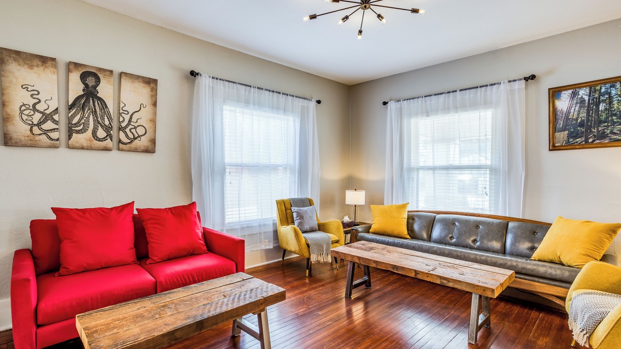 Photo of Livingroom in College Hill