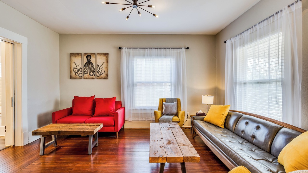 Photo of Livingroom in College Hill