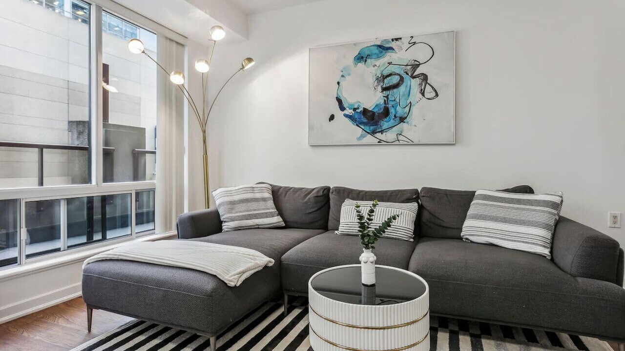 Photo of Livingroom in Bloor-Yorkville