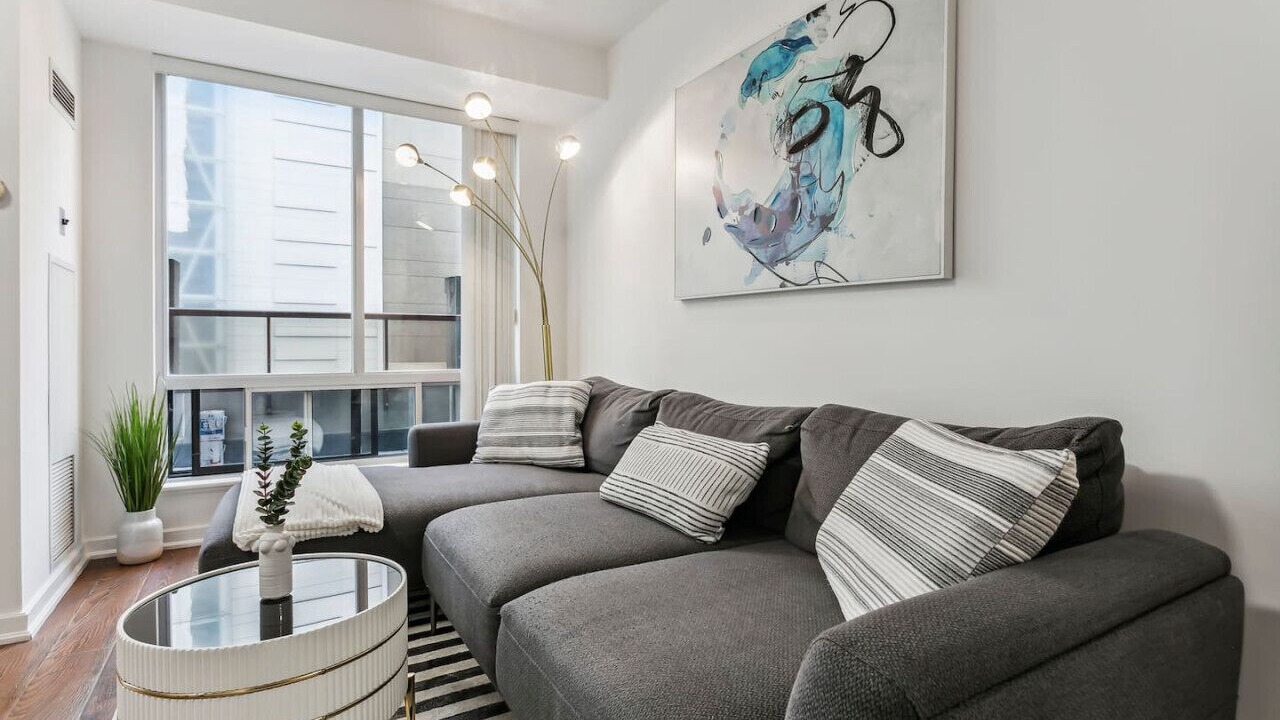 Photo of Livingroom in Bloor-Yorkville