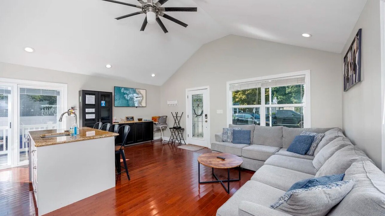 Photo of Livingroom in Town Bank