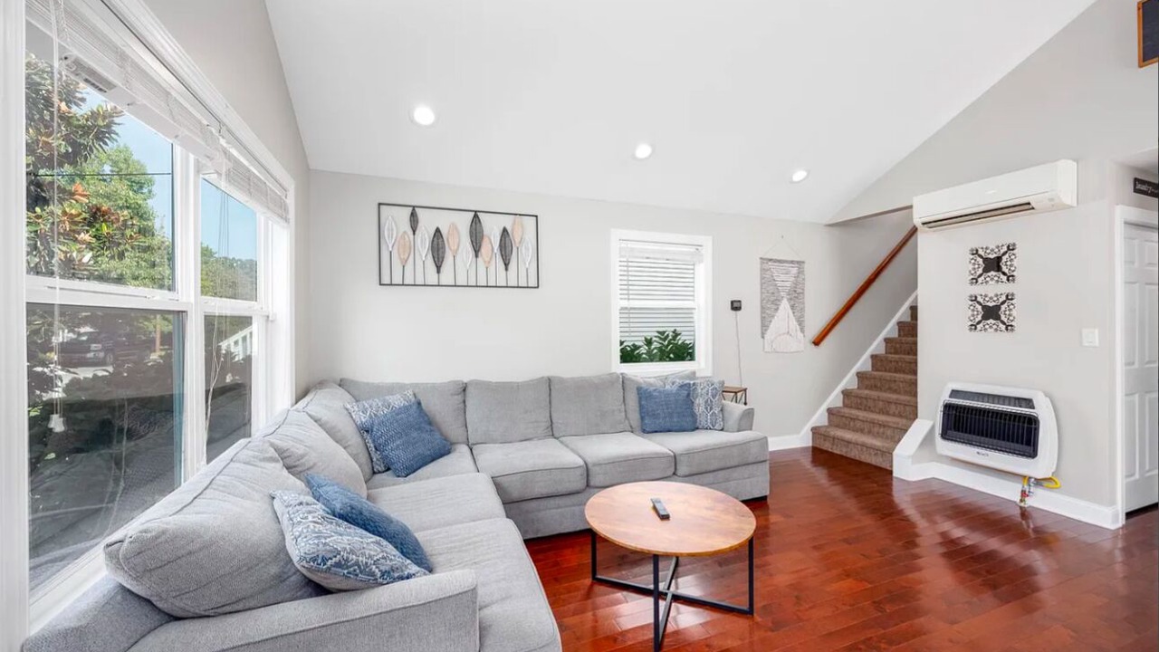 Photo of Livingroom in Town Bank
