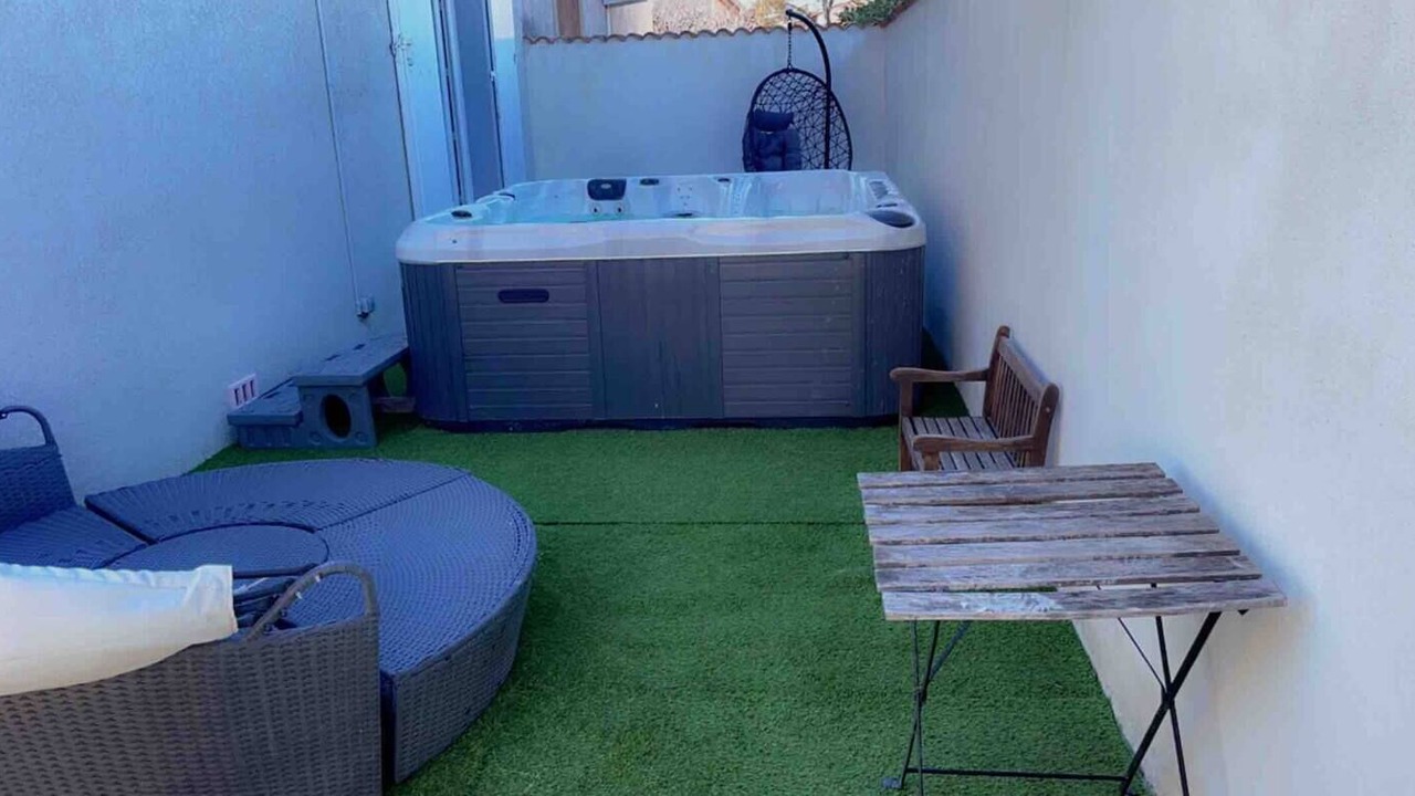 Photo of Patio Balcony in Jonquieres-Saint-Vincent