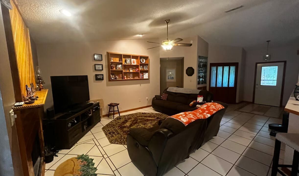 Photo of Livingroom in DeBary