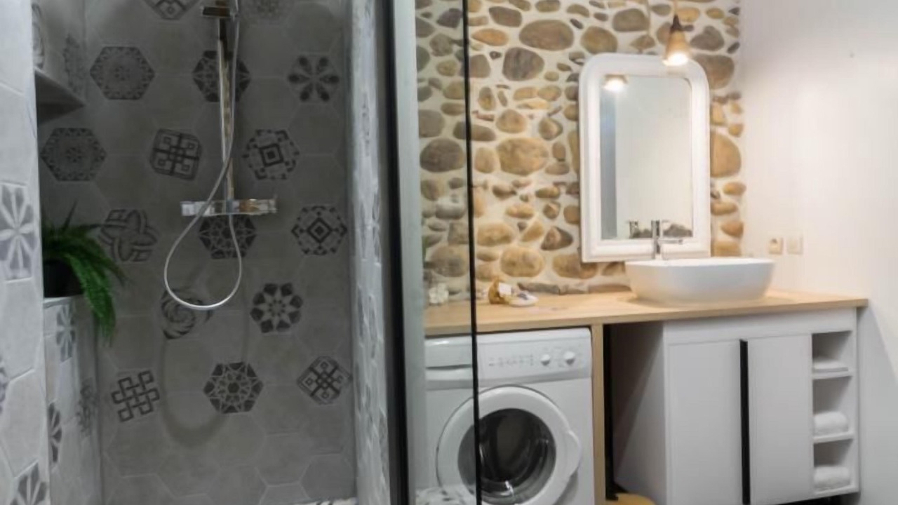 Photo of Bathroom in Villeneuve-Lecussan