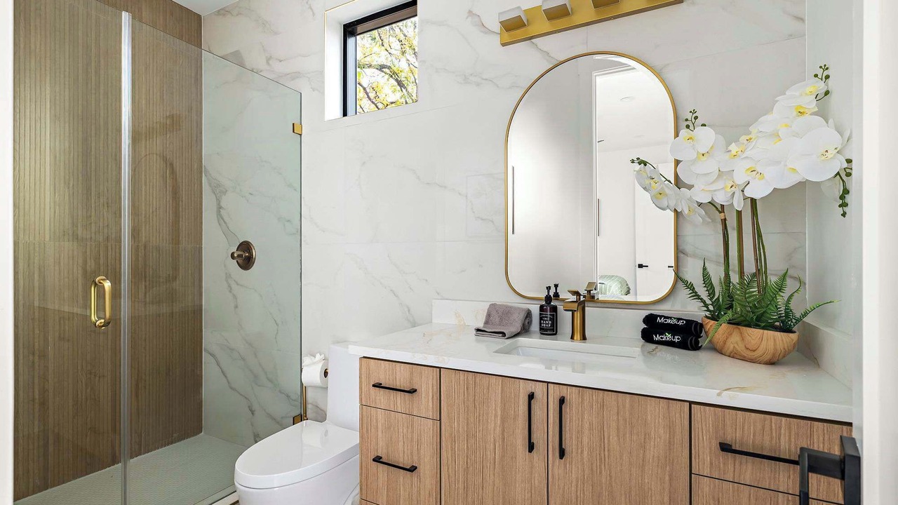 Photo of Bathroom in East Cesar Chavez