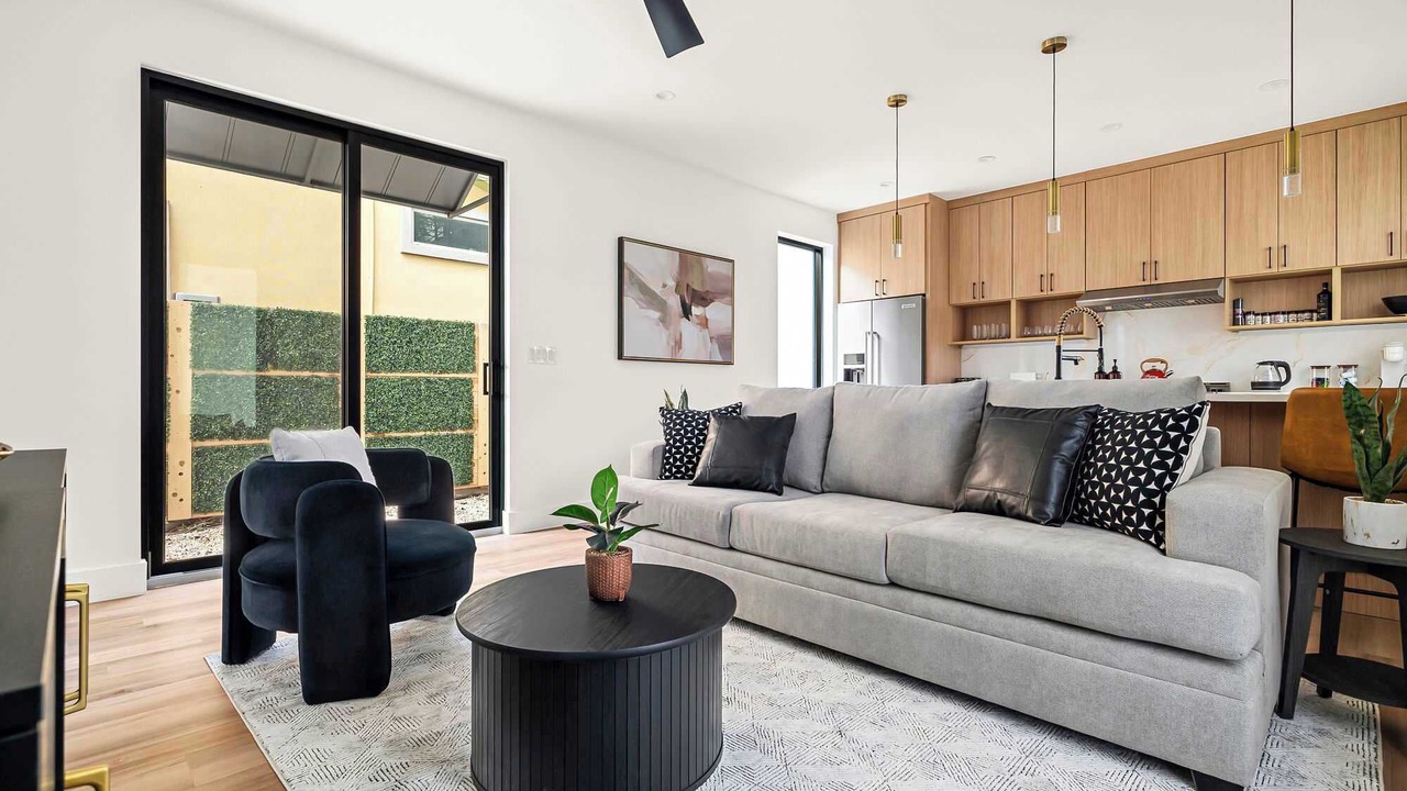 Photo of Livingroom in East Cesar Chavez