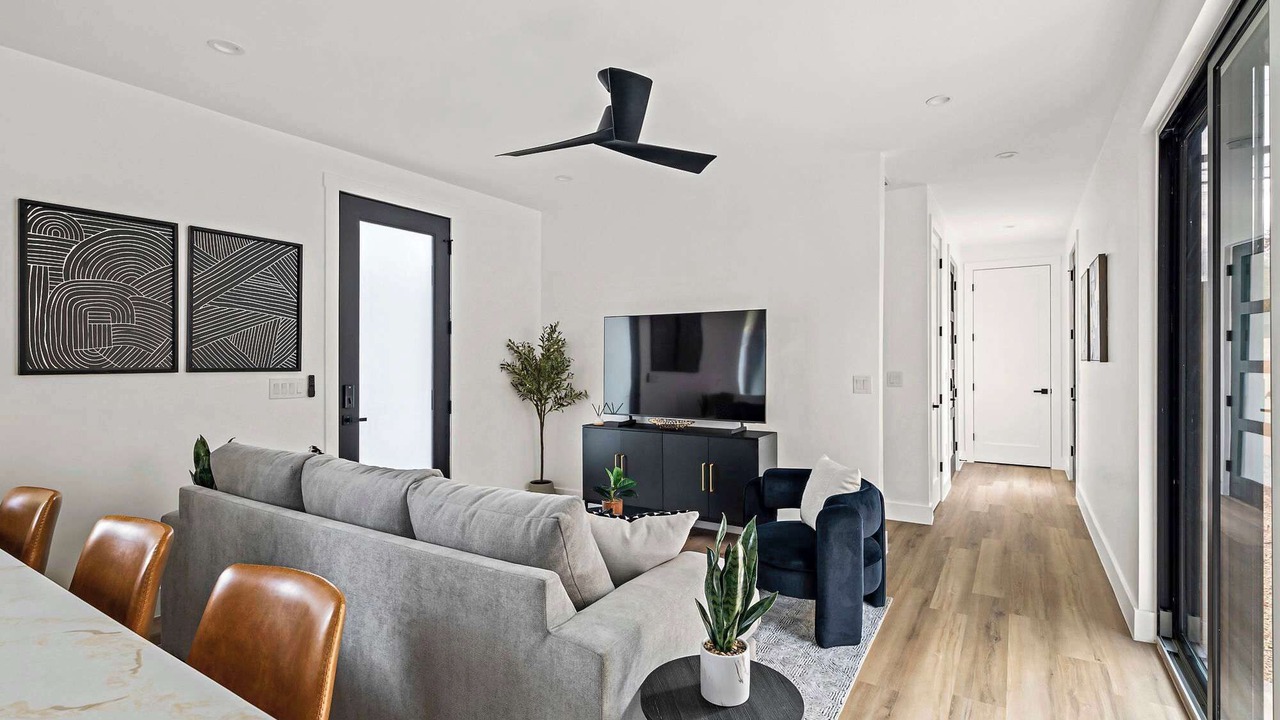 Photo of Livingroom in East Cesar Chavez