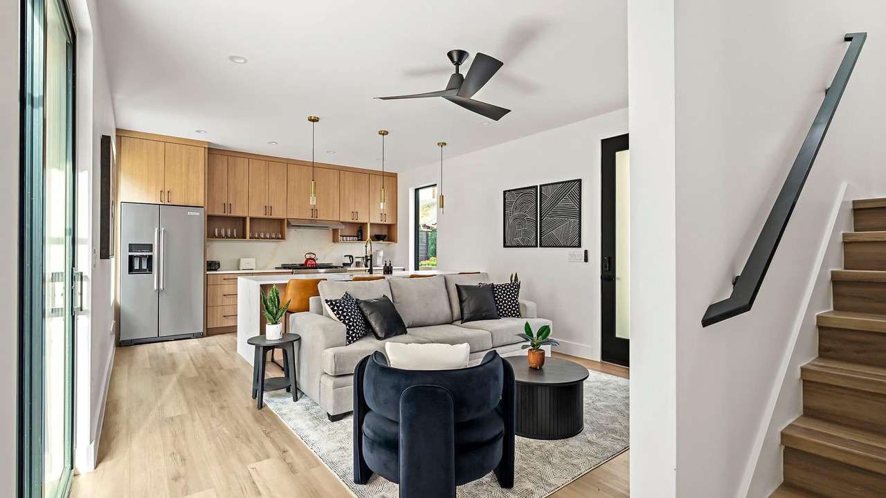 Photo of Livingroom in East Cesar Chavez