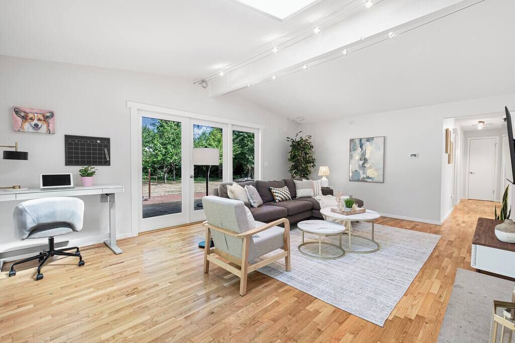 Photo of Livingroom in North Rose Hill