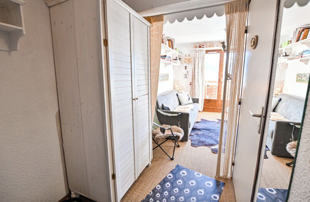 Photo of Livingroom in Demi-Quartier