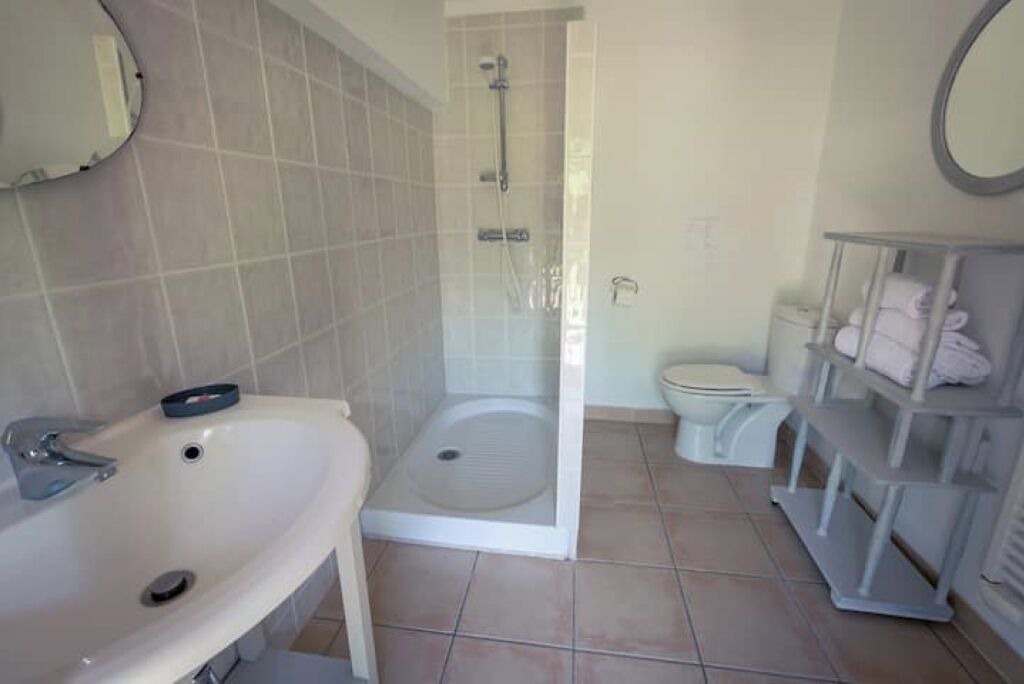 Photo of Bathroom in Saires