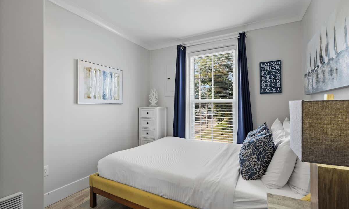 Photo of Bedroom in Queens Square