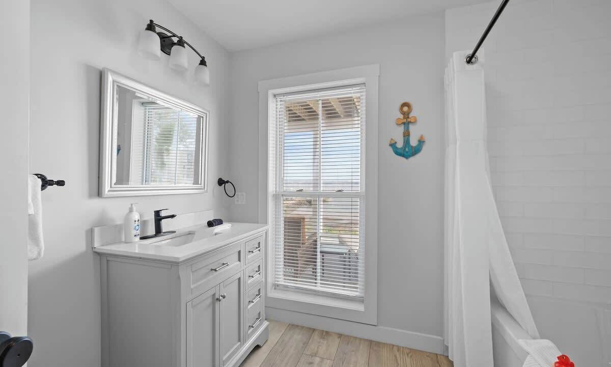 Photo of Bathroom in Queens Square