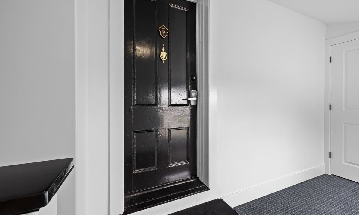 Photo of Others in Queens Square