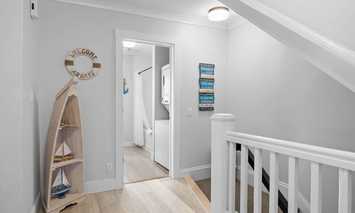 Photo of Others in Queens Square