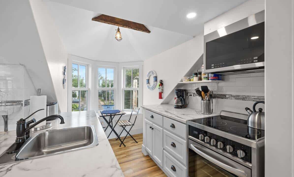 Photo of Others in Queens Square