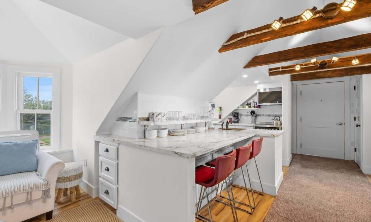 Photo of Others in Queens Square