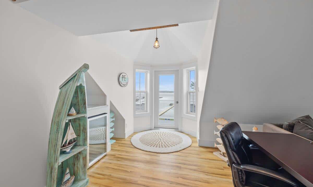 Photo of Others in Queens Square