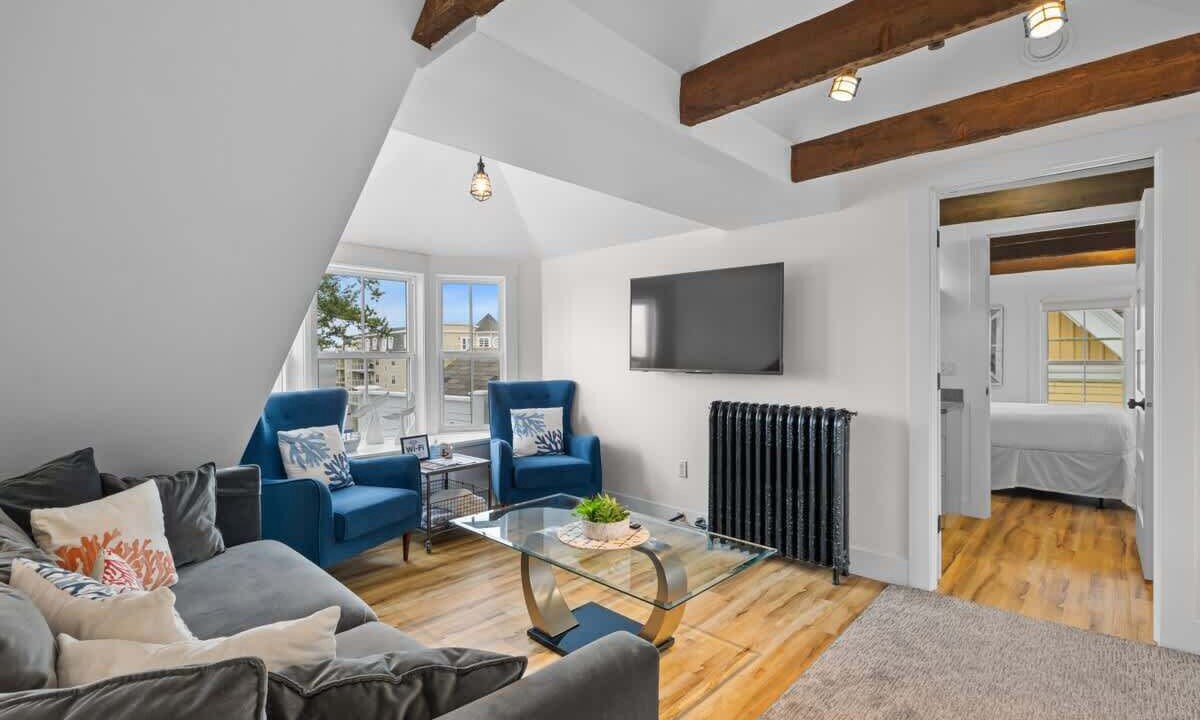 Photo of Others in Queens Square