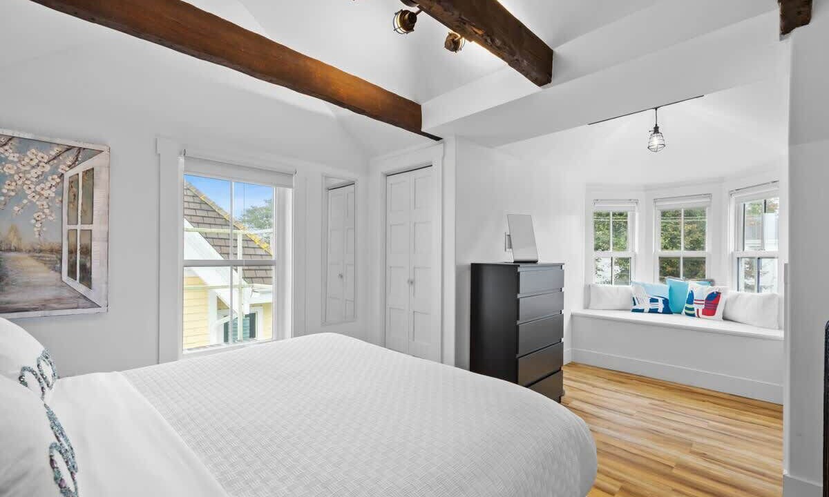 Photo of Others in Queens Square