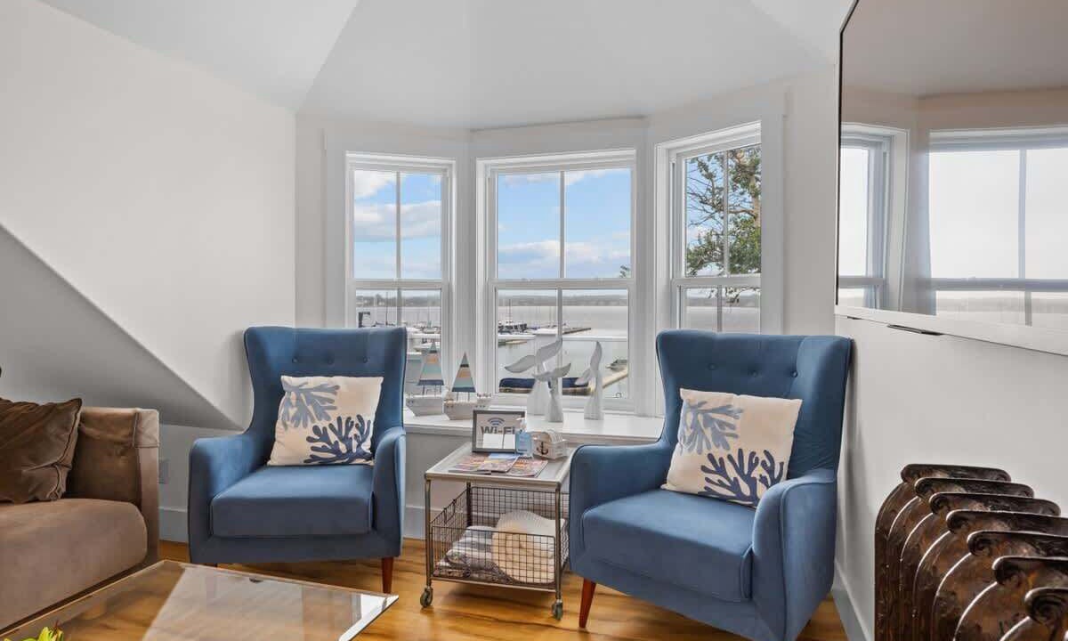 Photo of Others in Queens Square