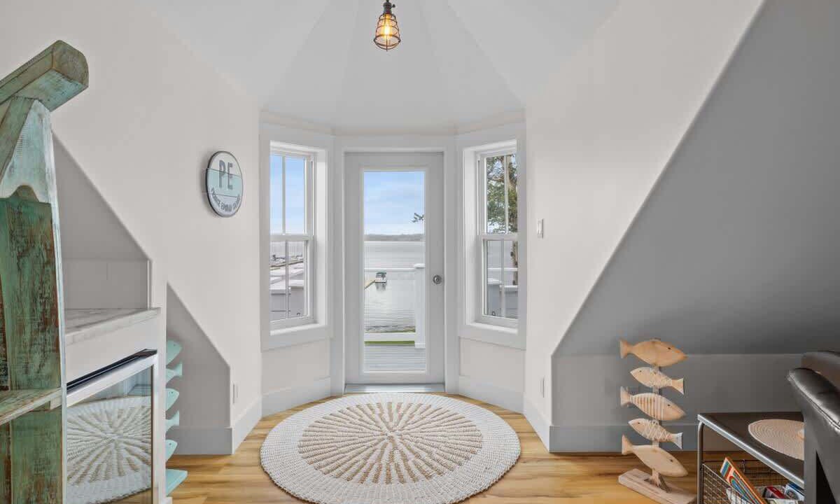 Photo of Others in Queens Square