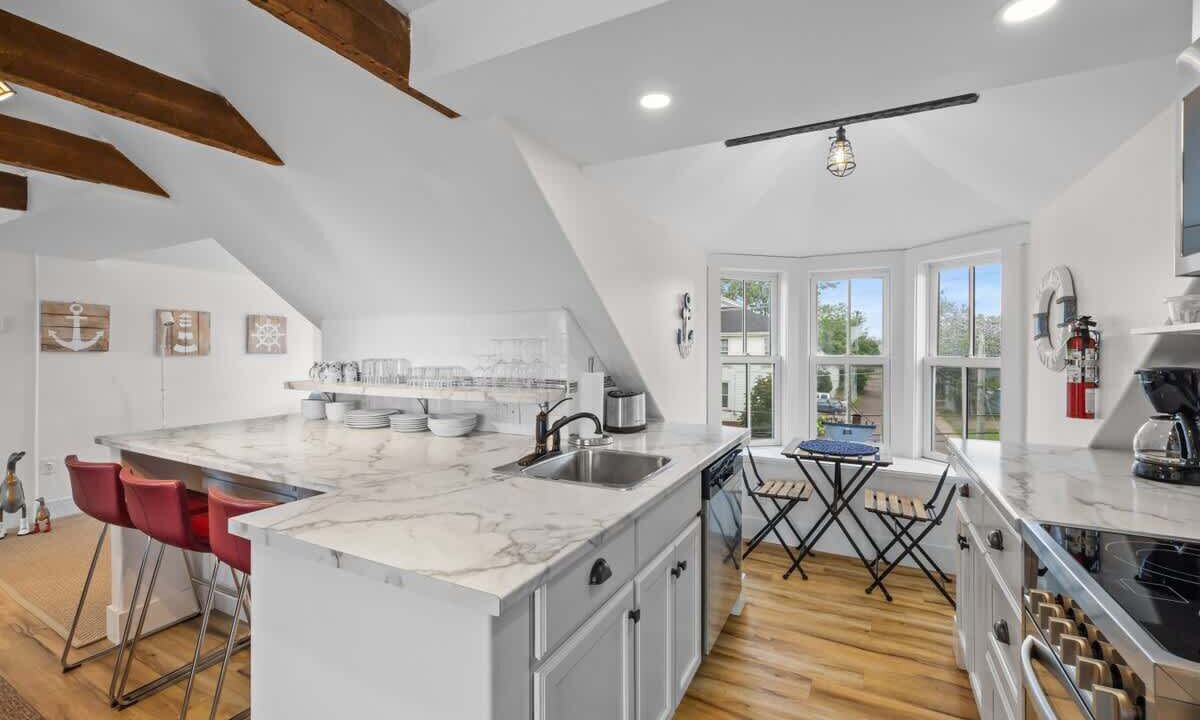 Photo of Others in Queens Square