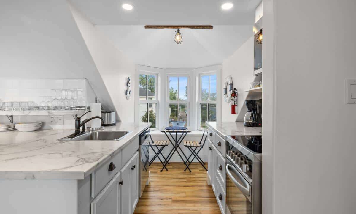 Photo of Others in Queens Square