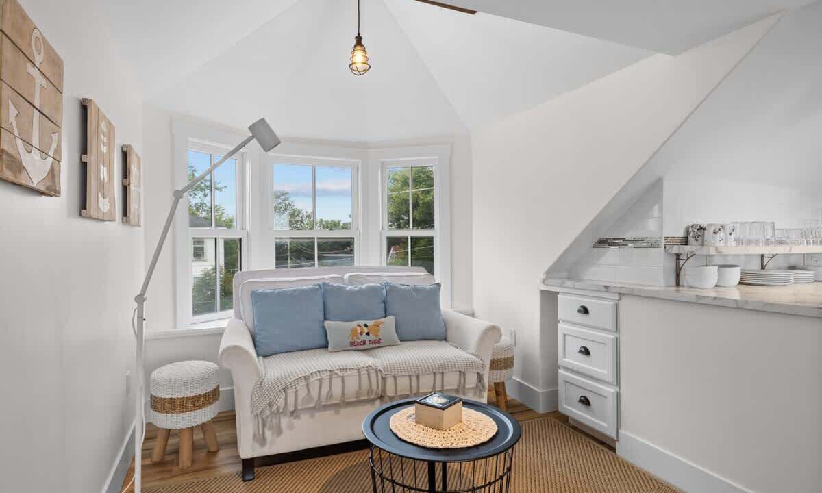 Photo of Others in Queens Square