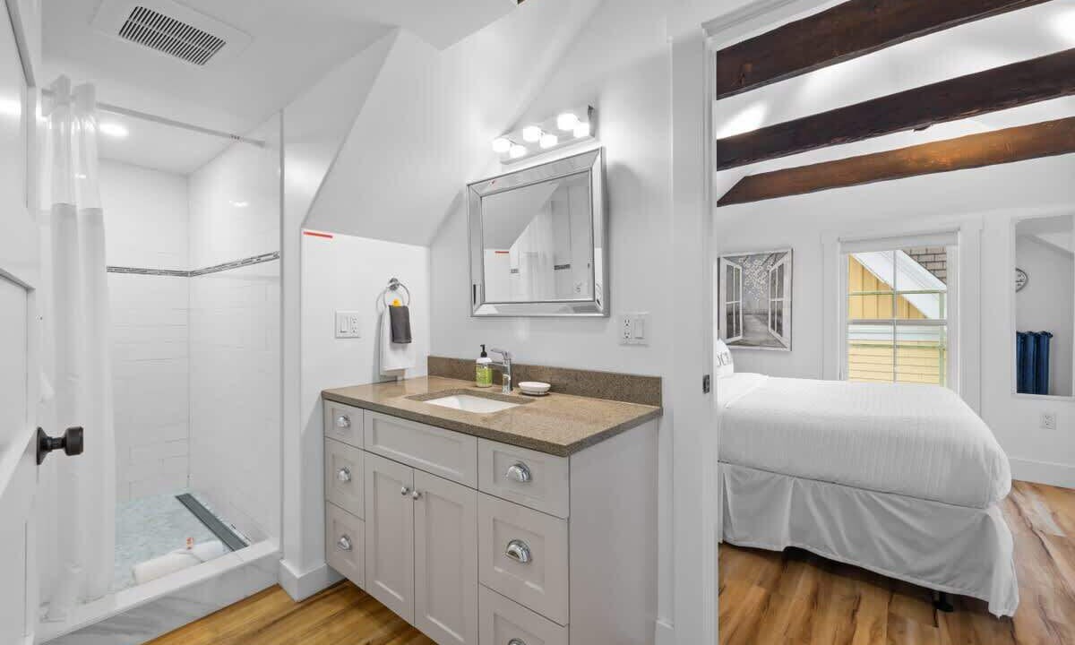 Photo of Others in Queens Square