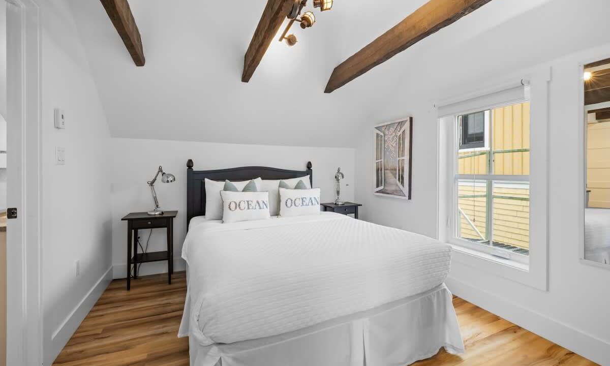 Photo of Others in Queens Square