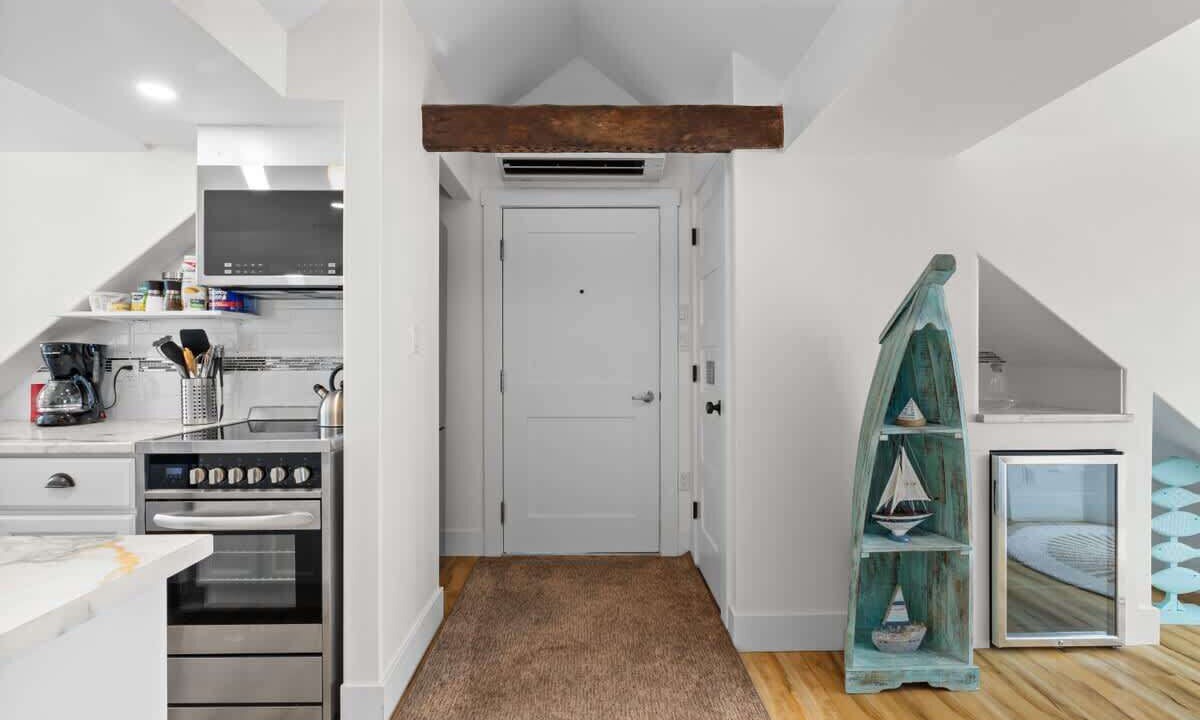 Photo of Others in Queens Square