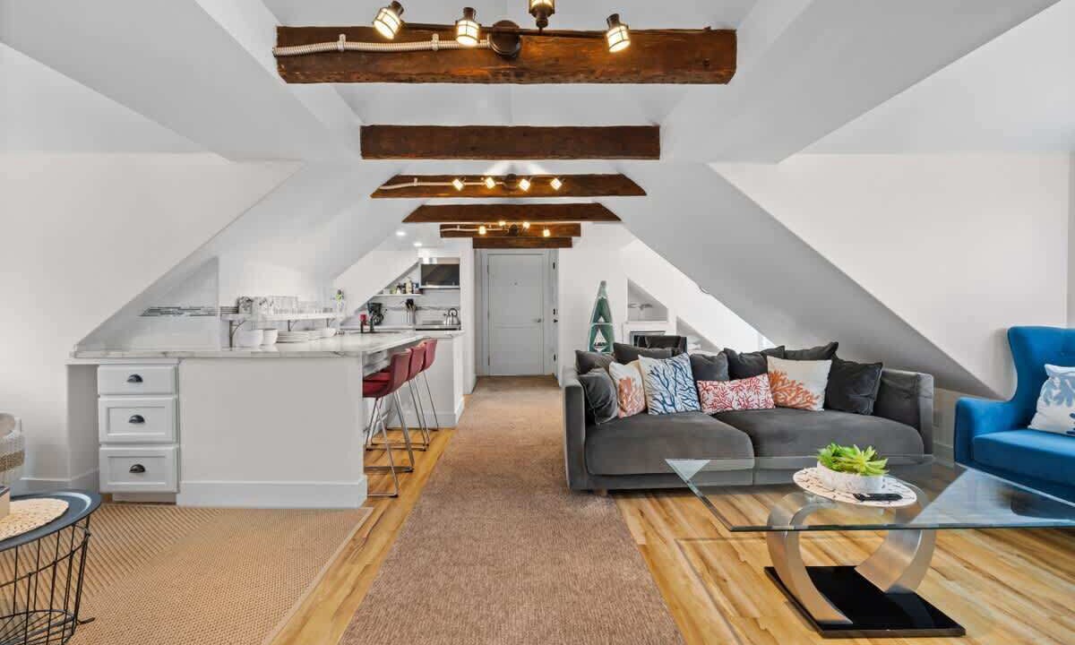 Photo of Others in Queens Square