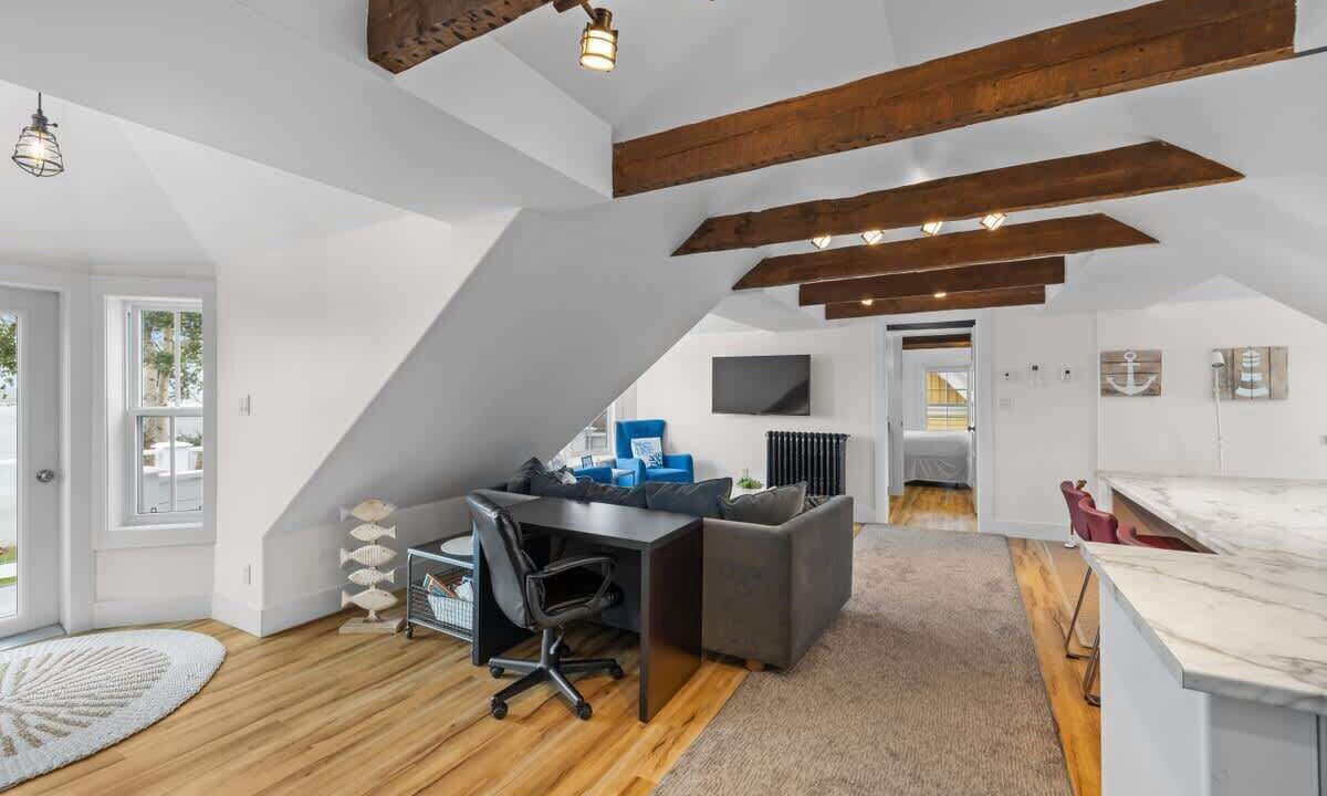 Photo of Others in Queens Square