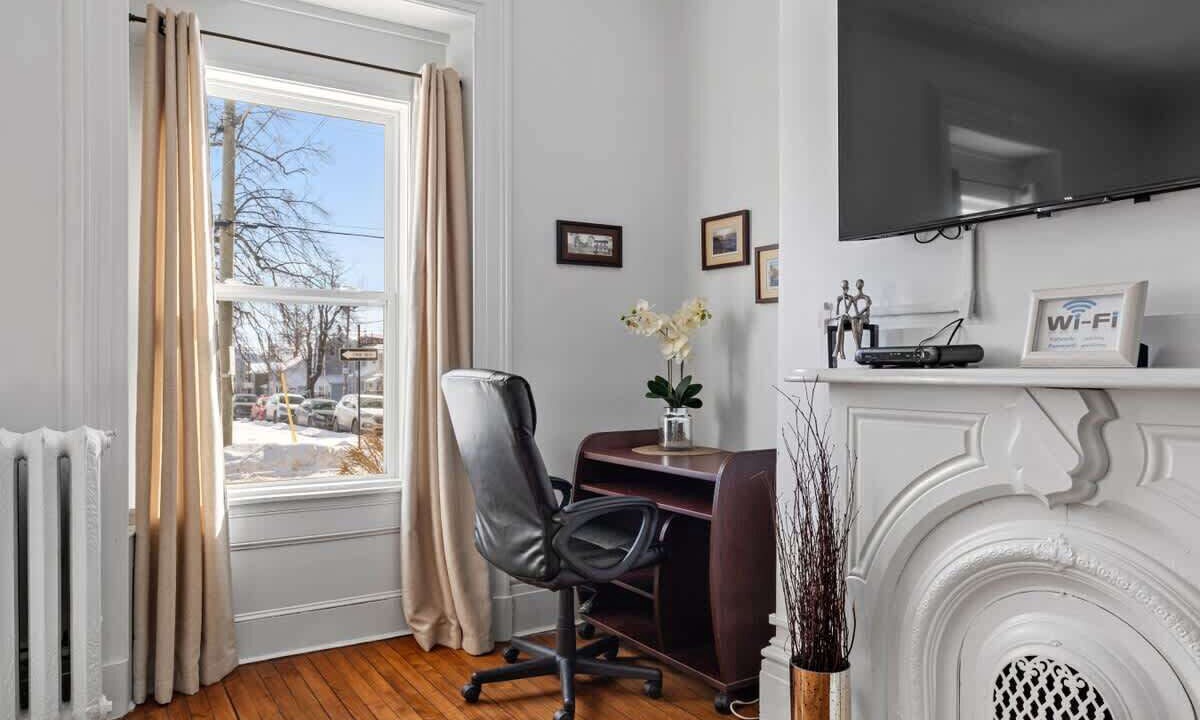 Photo of Others in Queens Square